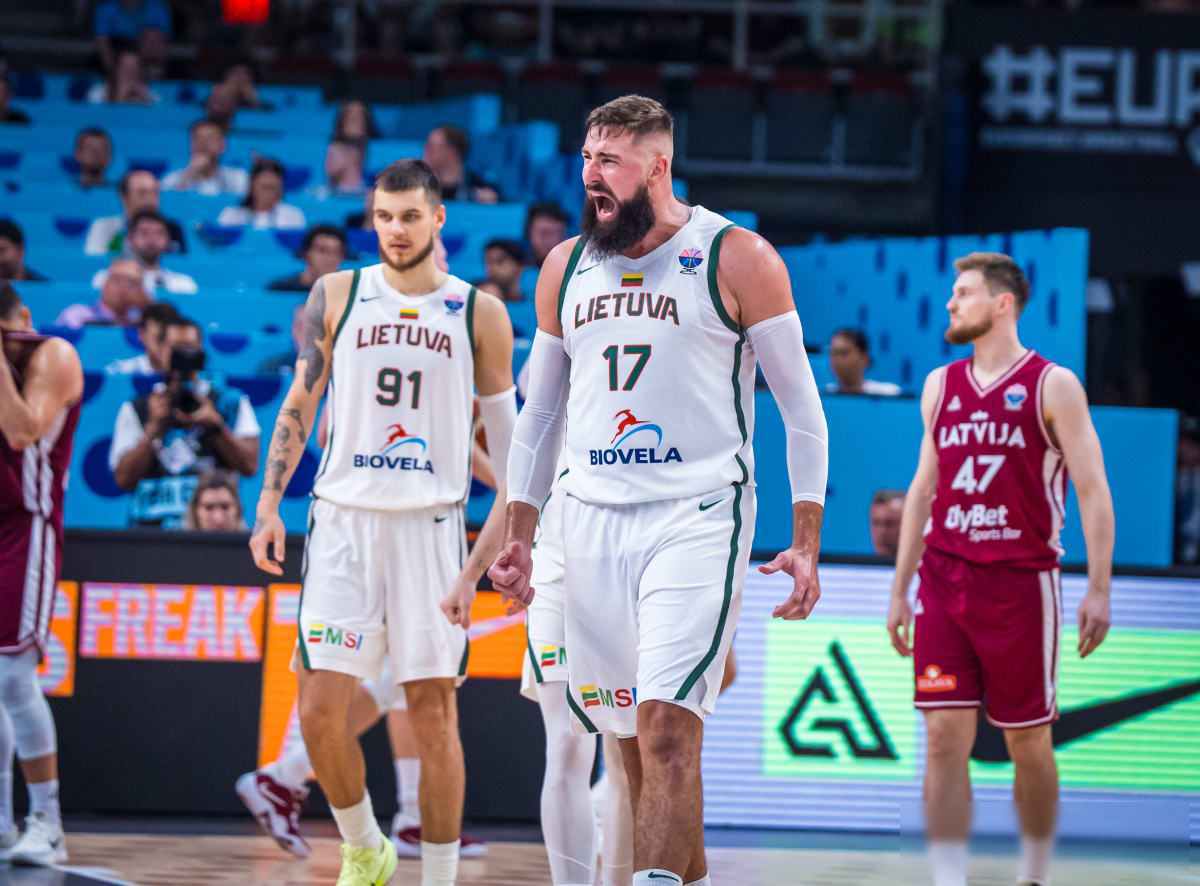 包含波兰男篮横扫阿根廷男篮，瓦兰丘纳斯完成帽子戏法的词条