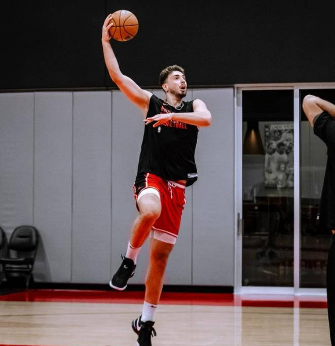 火箭大胜热火,全队表现抢眼展现实力 火箭大胜热火,全队表现抢眼展现实力