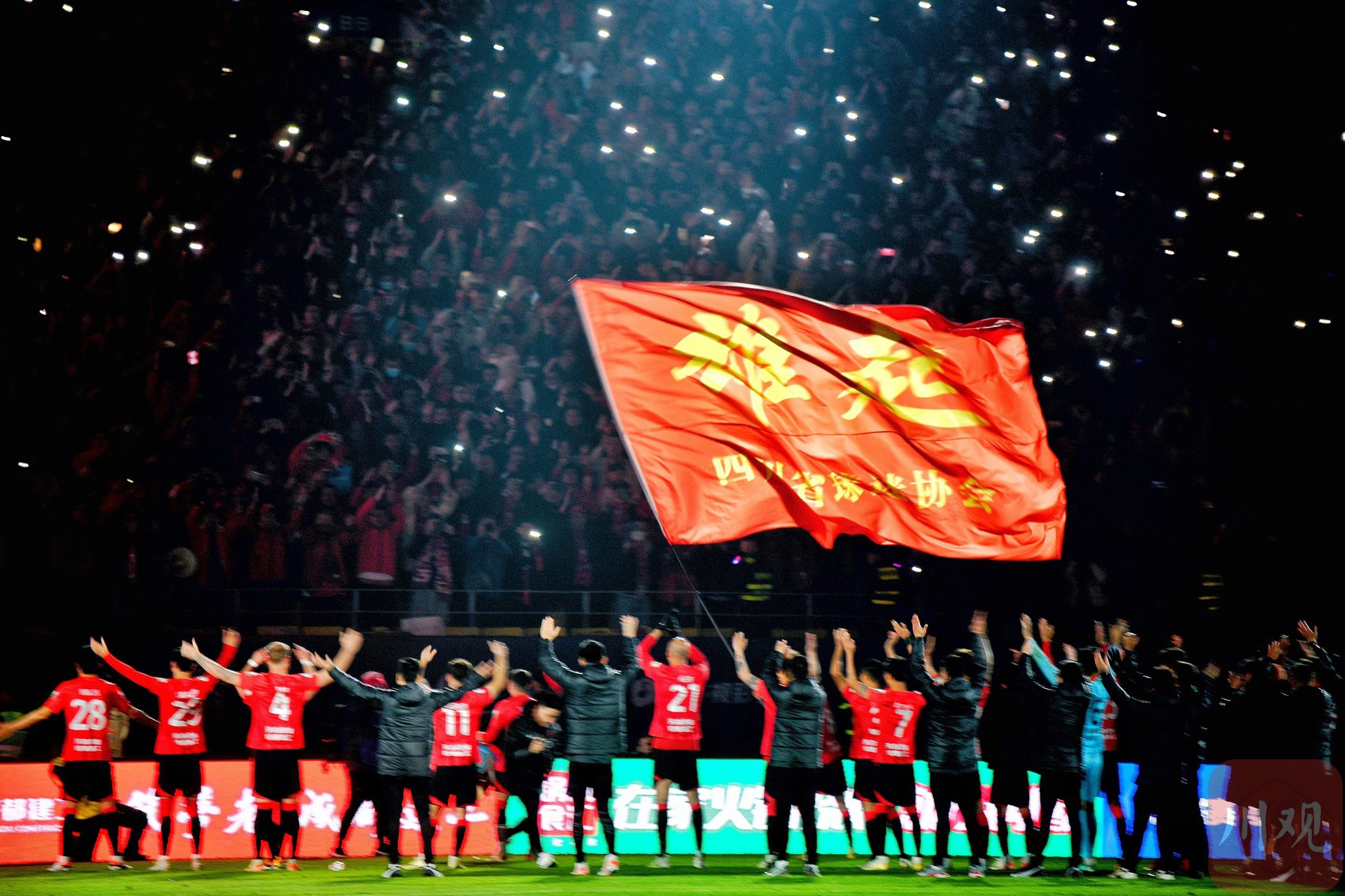 球队主场再战,球迷热情助威备战 球队主场再战,球迷热情助威备战