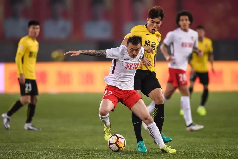 包含贵州恒丰智诚在客场负于广州富力，连败收场的词条