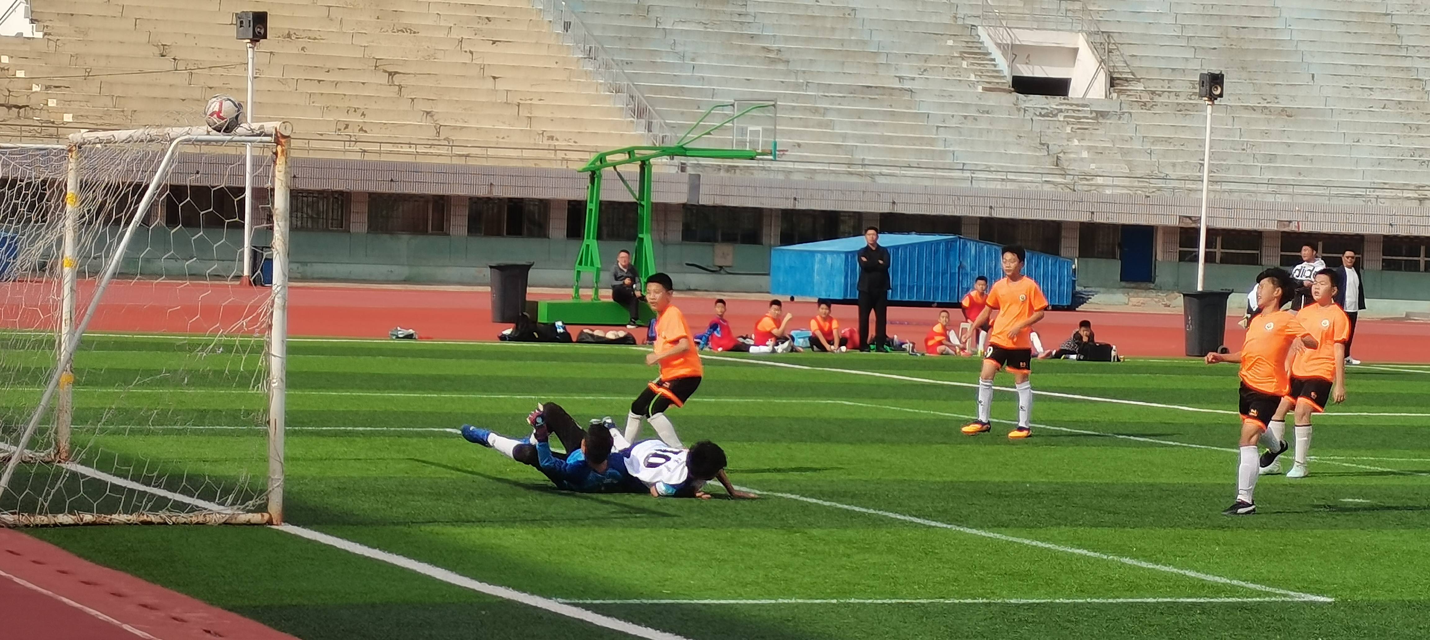 足球比赛临近,球队备战正酣 足球比赛临近,球队备战正酣