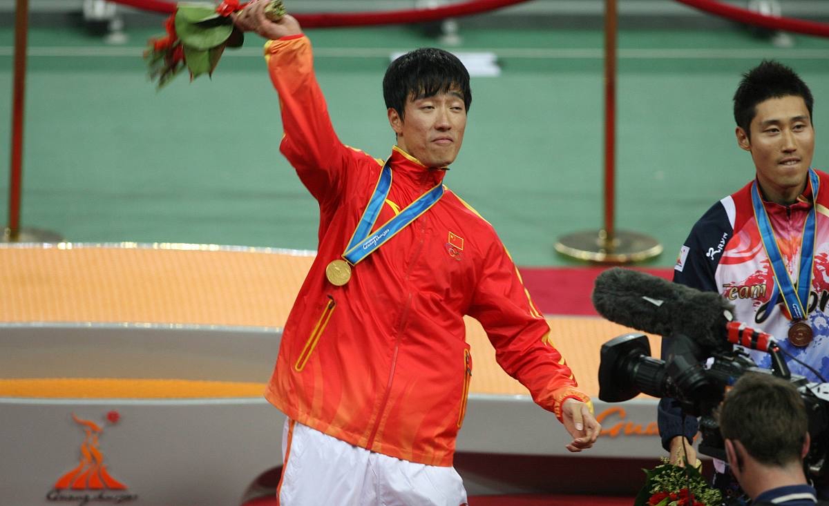 韩国击剑选手斩获男子佩剑金牌