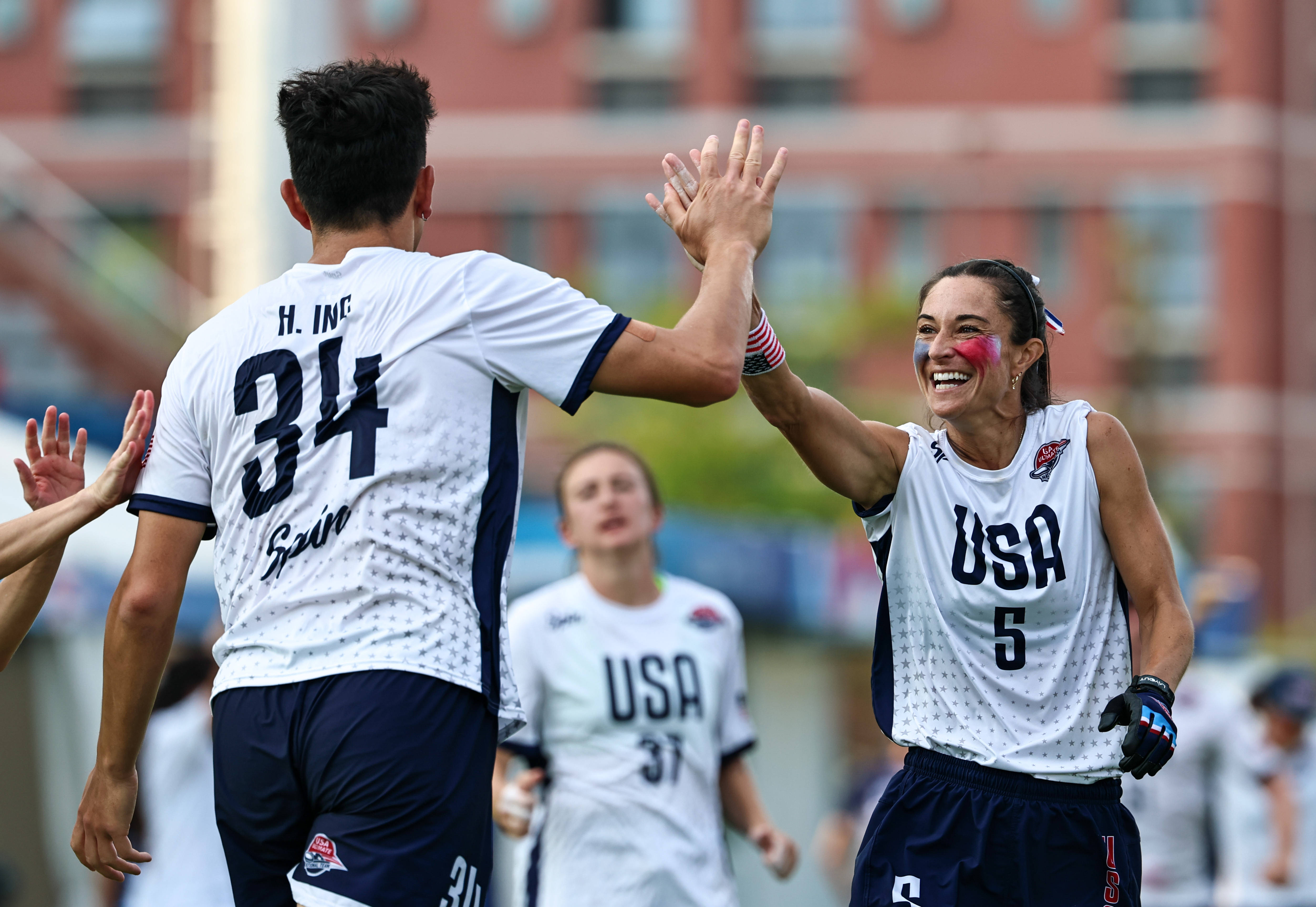 包含美国代表队创造佳绩，全场欢呼的词条