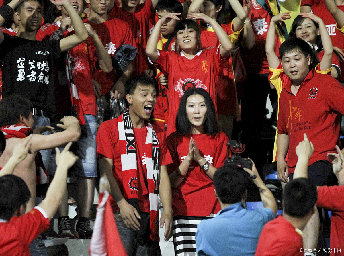 包含主场球迷狂欢待赛,球队气势如虹的词条 包含主场球迷狂欢待赛,球队气势如虹的词条