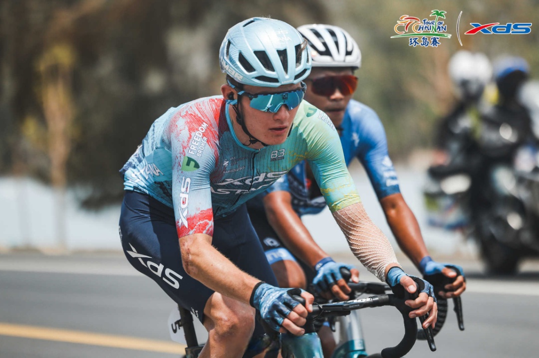 包含自行车赛道上速度惊人，选手争先恐后的词条