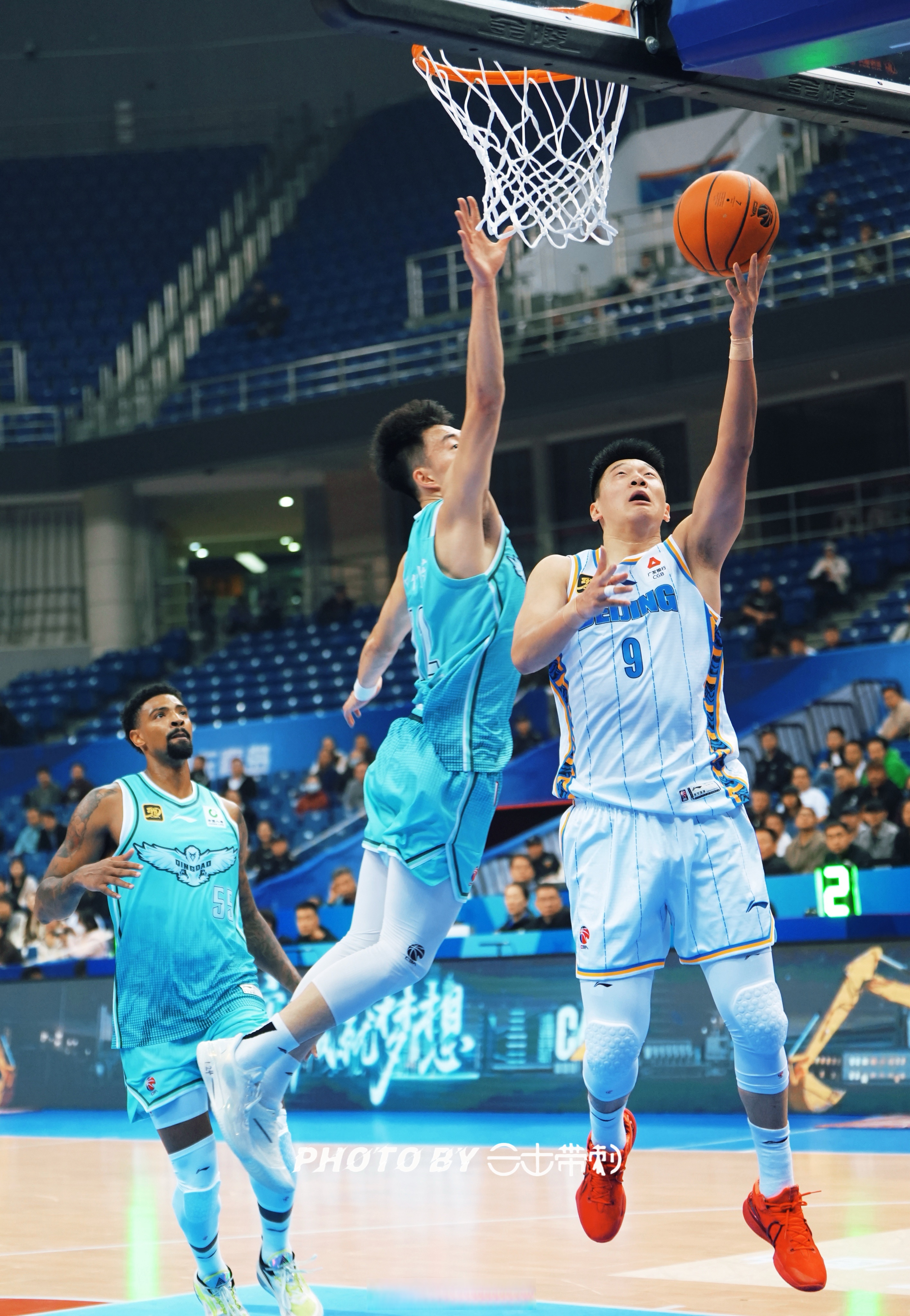 青岛队在客场战胜对手,排名稳定 青岛队在客场战胜对手,排名稳定