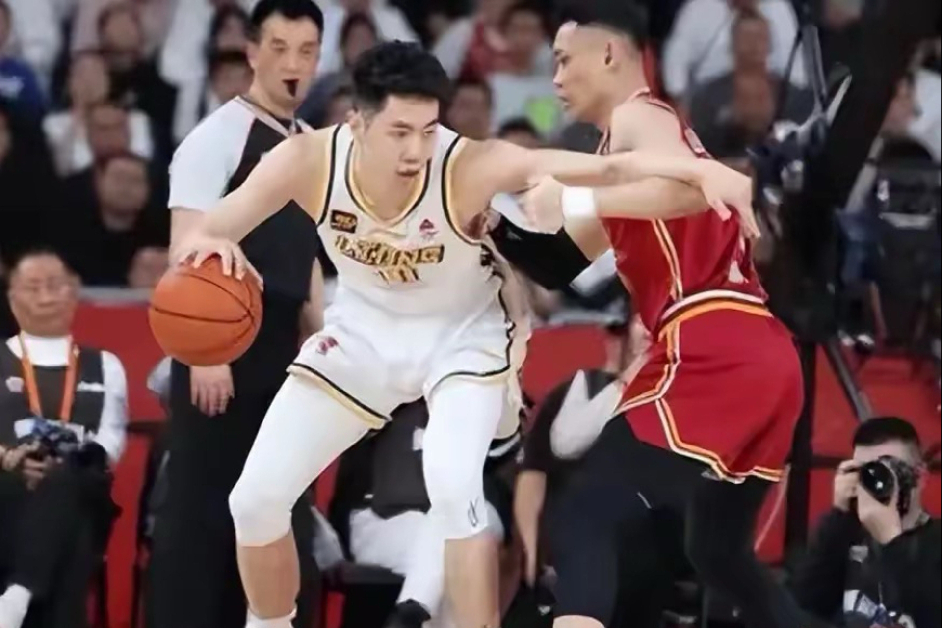 山东队客场击败福建男篮,终结两连败 山东队客场击败福建男篮,终结两连败