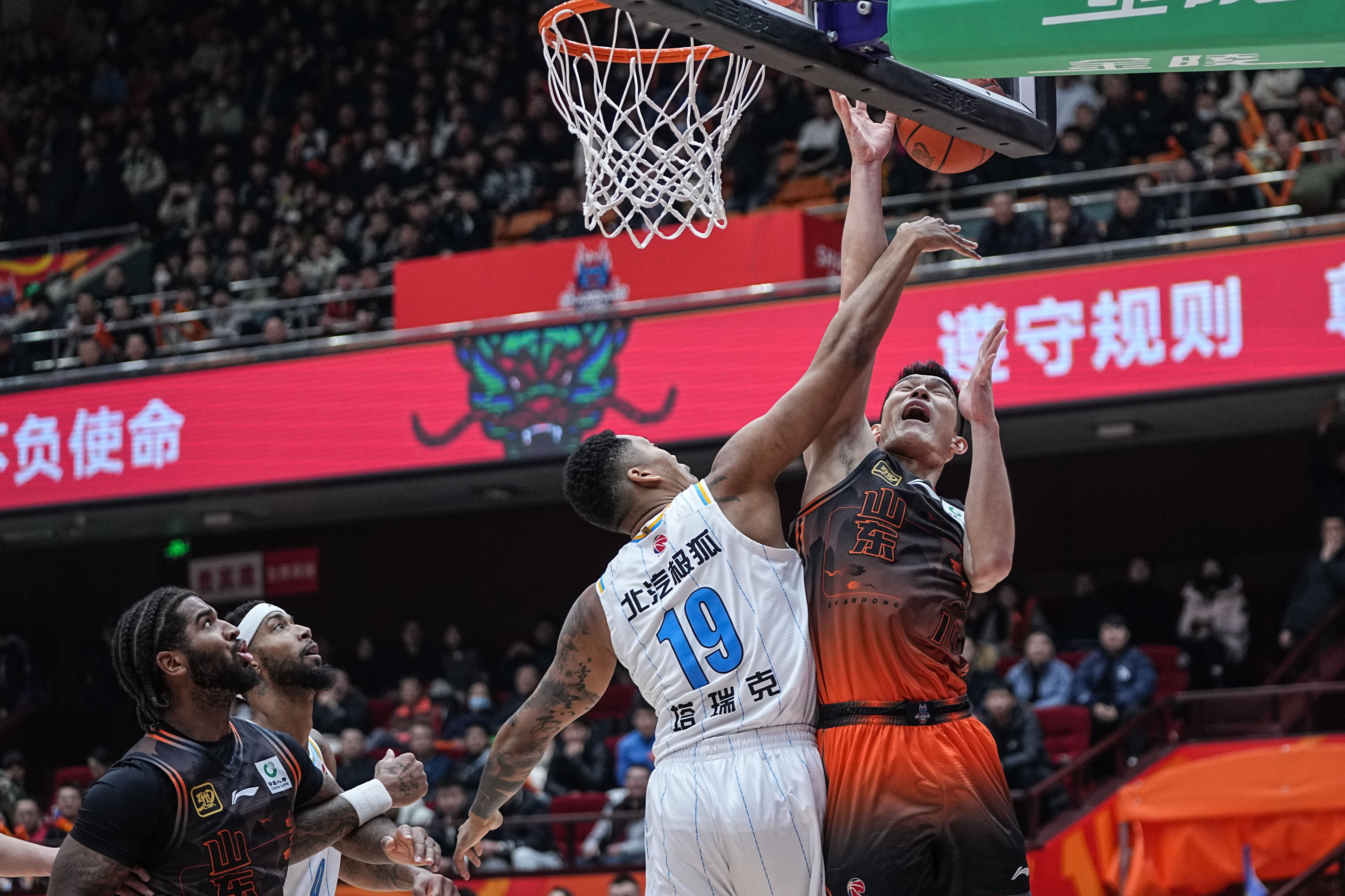 山东队客场击败福建男篮,终结两连败 山东队客场击败福建男篮,终结两连败