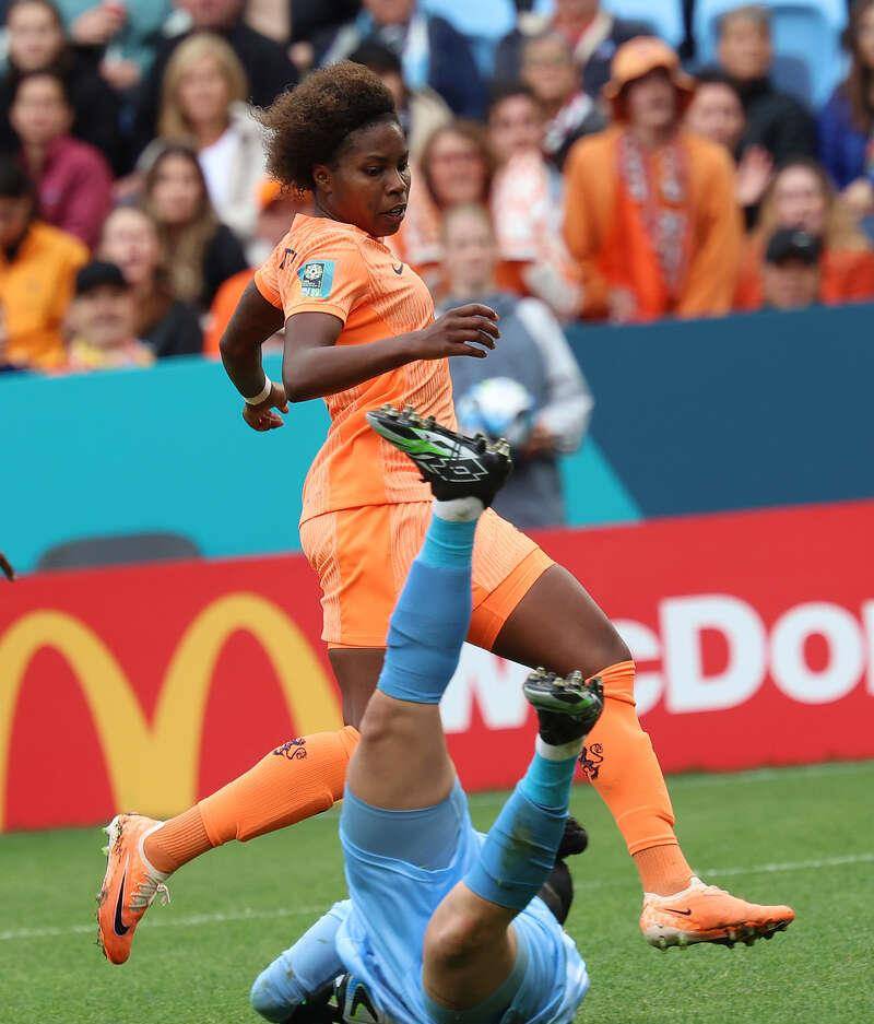 荷兰女足实力出击，稳操胜券！