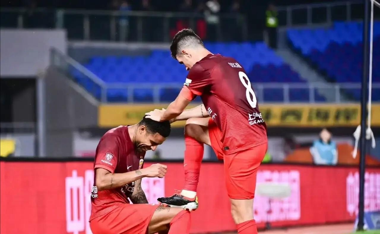 开云体育app-比赛场上球员情绪高涨，激情碰撞不断