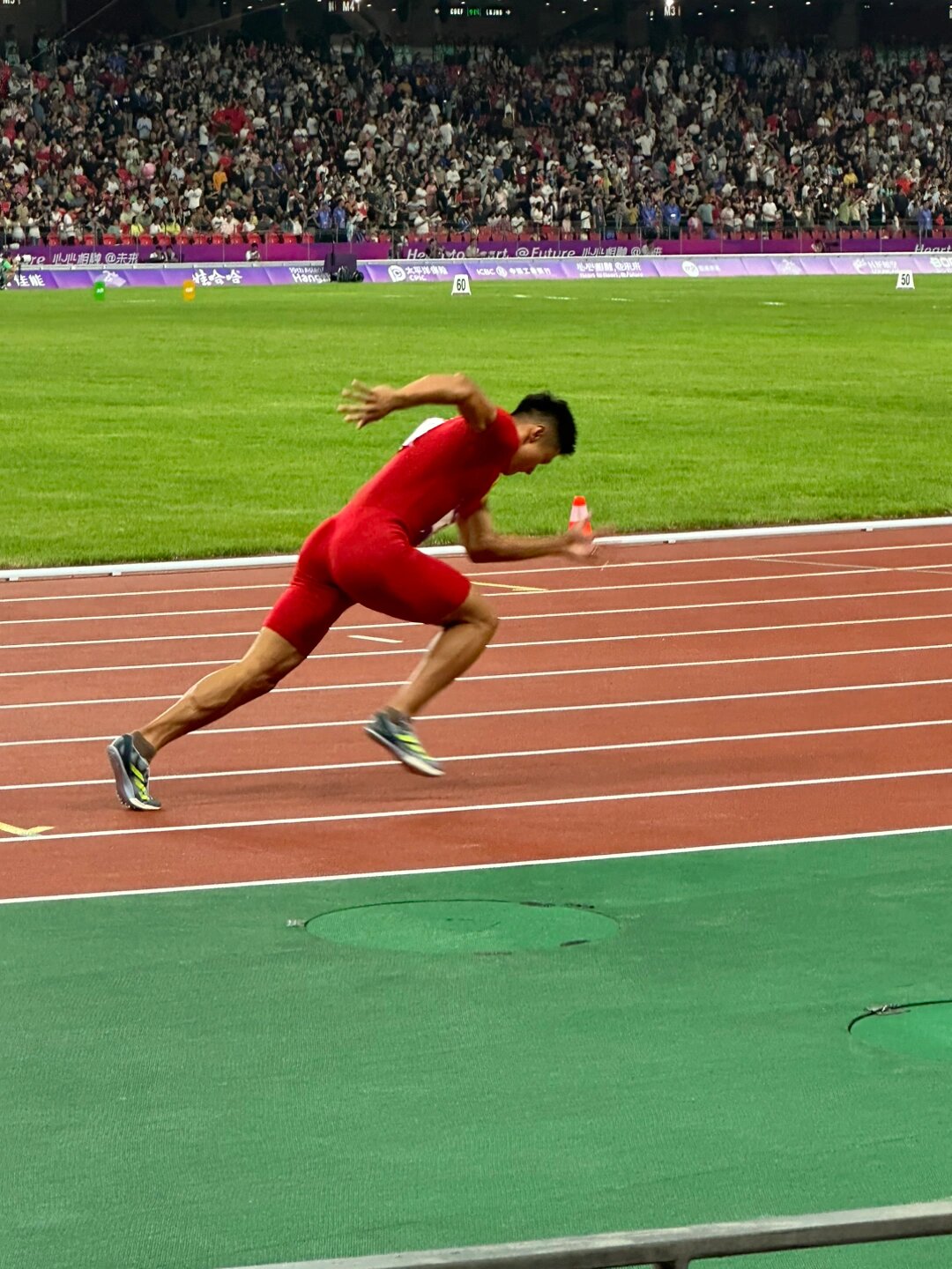 比赛中球员展现出了顽强的拼搏精神