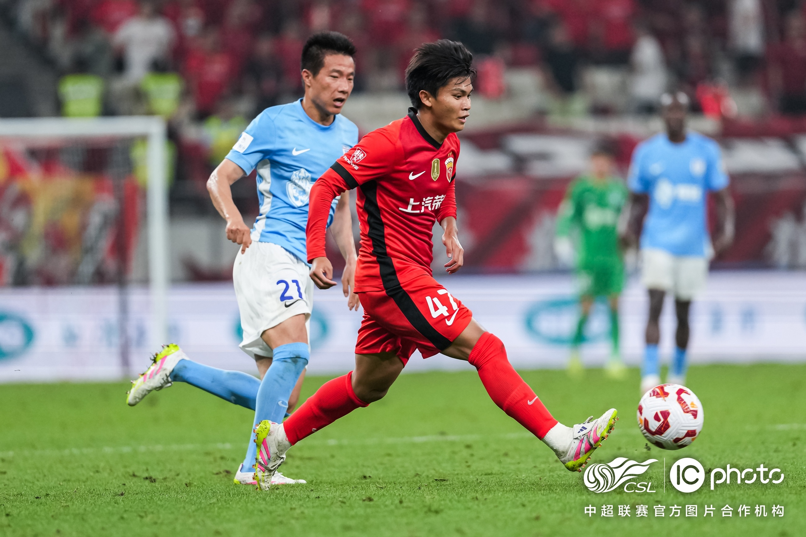 上港力克恒大,球队奋勇拼搏,赢得胜利 上港力克恒大,球队奋勇拼搏,赢得胜利