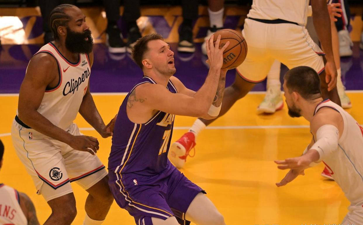 上海队逆转广东队，麦科勒姆高光表现的简单介绍