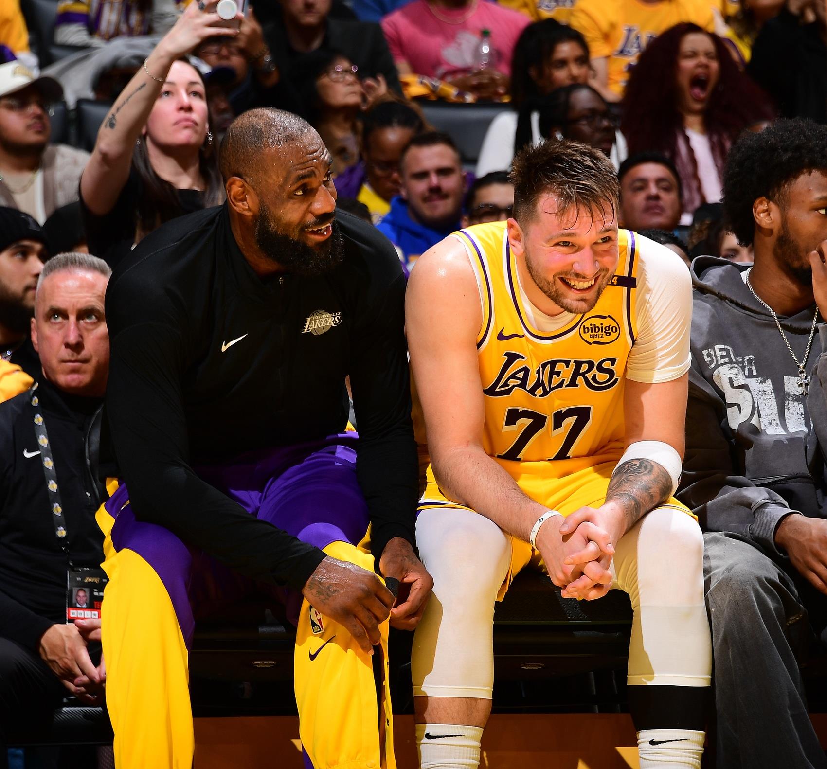 湖人完胜魔术,西亚卡姆点燃赛场 湖人完胜魔术,西亚卡姆点燃赛场