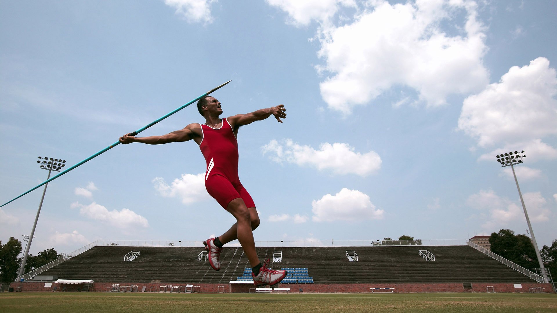 赛道与球场的双重奇迹，当字母哥在F1街道赛接管比赛